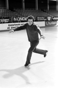 Training nationale kampioenschappen kunstrijden op Jaap Eden kunstijsbaan Rob , Bestanddeelnr 927-6943