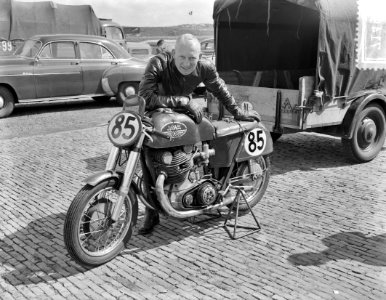 Training motorraces Zandvoort, Drikus Veer weer bij zijn Jama, Bestanddeelnr 907-1494