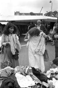 Tweedehands kleren op Waterlooplein, jongelui zoeken kleding uit, Bestanddeelnr 925-7842 photo
