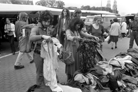 Tweedehands kleren op Waterlooplein, jongelui zoeken kleding uit, Bestanddeelnr 925-7840 photo