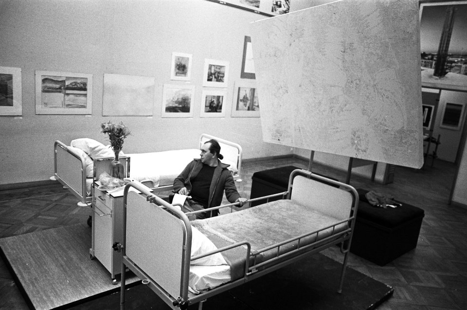 Tweede ziekenhuisbed in Fodor Amsterdam Van der Berghe bij zijn bed Eindhoven , Bestanddeelnr 928-4429