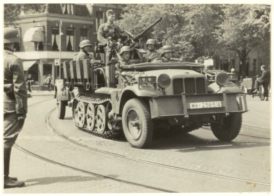 Tweede Wereldoorlog. Duitse militairen in Haarlem op weg naar Amsterdam. NL-HlmNHA 54013945 1
