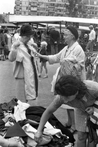 Tweedehands kleren op Waterlooplein, bejaarde dames zoeken kleren uit, Bestanddeelnr 925-7844 photo