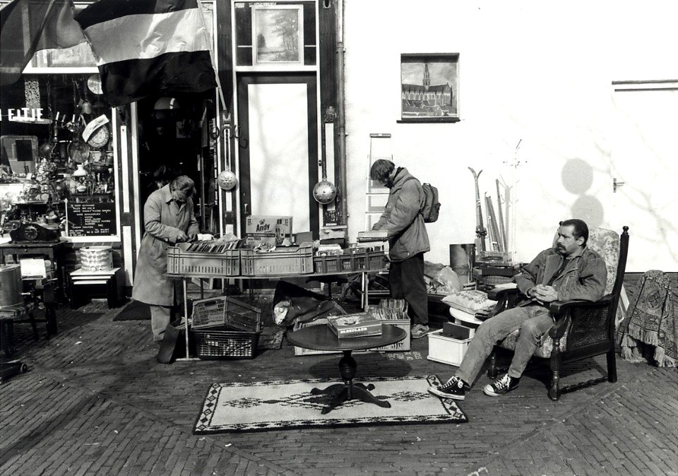 Tweedehandshandel aan de Botermarkt 29. Aangekocht in 1994 van United Photos de Boer bv. - Negatiefnummer 37808 k 16. - Gepubliceerd in het Haarlems Dagblad van 04.03.1993. Identificatienummer 54-0340