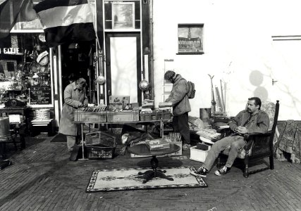 Tweedehandshandel aan de Botermarkt 29. Aangekocht in 1994 van United Photos de Boer bv. - Negatiefnummer 37808 k 16. - Gepubliceerd in het Haarlems Dagblad van 04.03.1993. Identificatienummer 54-0340 photo