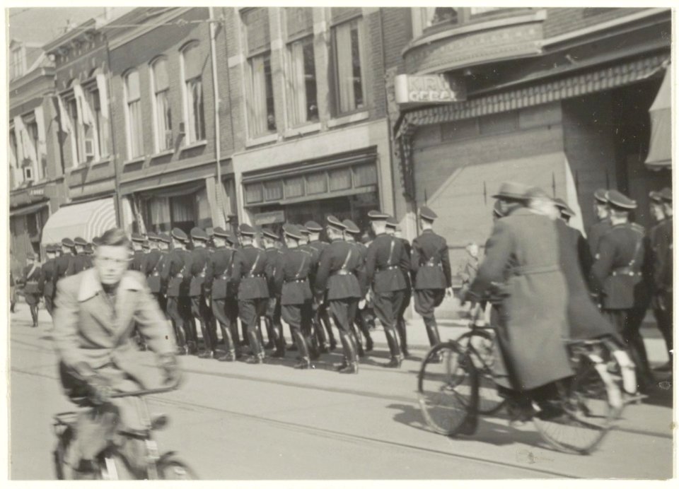Tweede Wereldoorlog de S.S.afdeling van de N.S.B. marcheert door de Grote Houtstraat in maart 1941. NL-HlmNHA 54013959 2