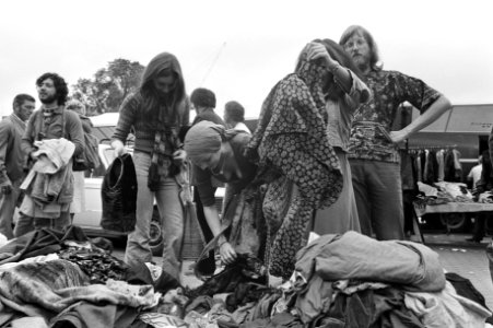 Tweedehands kleren op Waterlooplein, jongelui zoeken kleding uit, Bestanddeelnr 925-7841