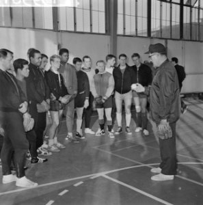 Training honkbalteam begonnen, coach Archie Allen in de sportzaal van de politie, Bestanddeelnr 915-9581