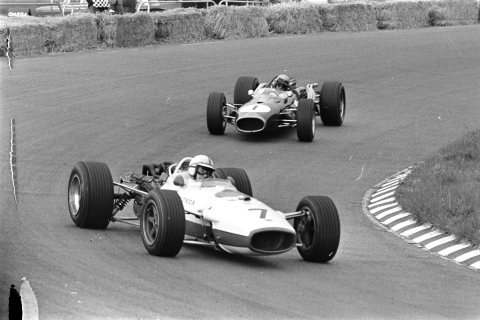 Training Grand Prix te Zandvoort, op voorgrond John Surtus met Honda, daarachter, Bestanddeelnr 920-3735