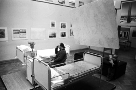 Tweede ziekenhuisbed in Fodor Amsterdam kunstwerk van Roland van der Berghe, Bestanddeelnr 928-4428