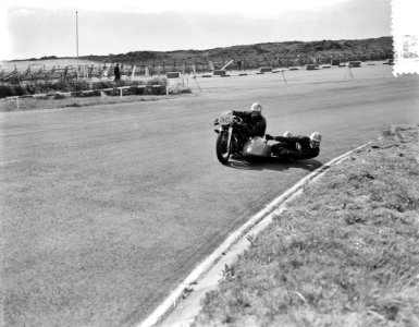 Training motorraces Zandvoort, Watsomian (Australie) en Harris, zijspan, Bestanddeelnr 907-1491