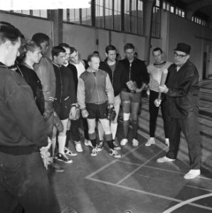 Training honkbalteam begonnen, coach Archie Allen in de sportzaal van de politie, Bestanddeelnr 915-9583