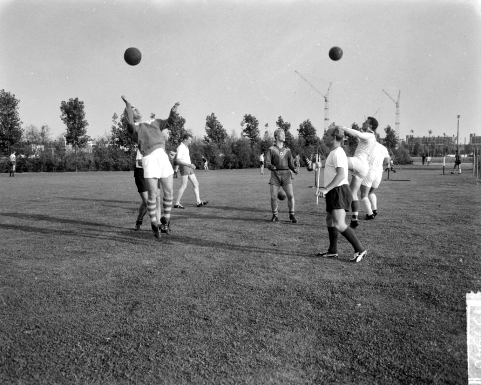 Training DWS weer begonnen Geheel links trainer Lesley Talbot en de spelers Len, Bestanddeelnr 915-3940