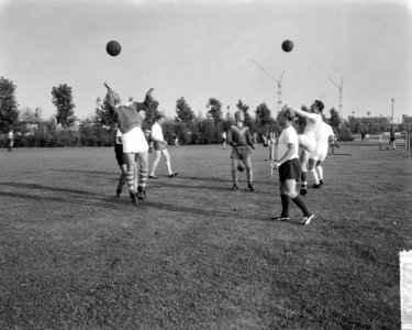 Training DWS weer begonnen Geheel links trainer Lesley Talbot en de spelers Len, Bestanddeelnr 915-3940