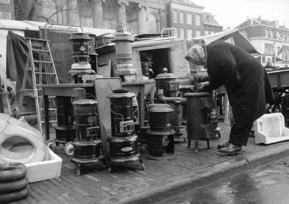 Tweedehands kacheltjes op het Waterlooplein te Amsterdam, Bestanddeelnr 910-0204