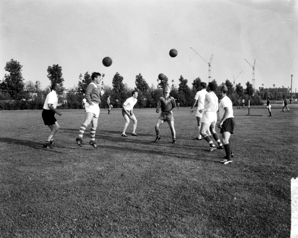 Training DWS weer begonnen Geheel links trainer Lesley Talbot en de spelers Len, Bestanddeelnr 915-3943