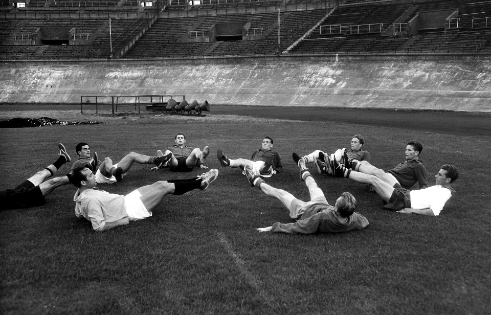 Training Nederlands elftal, gymnastiekoefeningen, Bestanddeelnr 907-3130 (cropped)