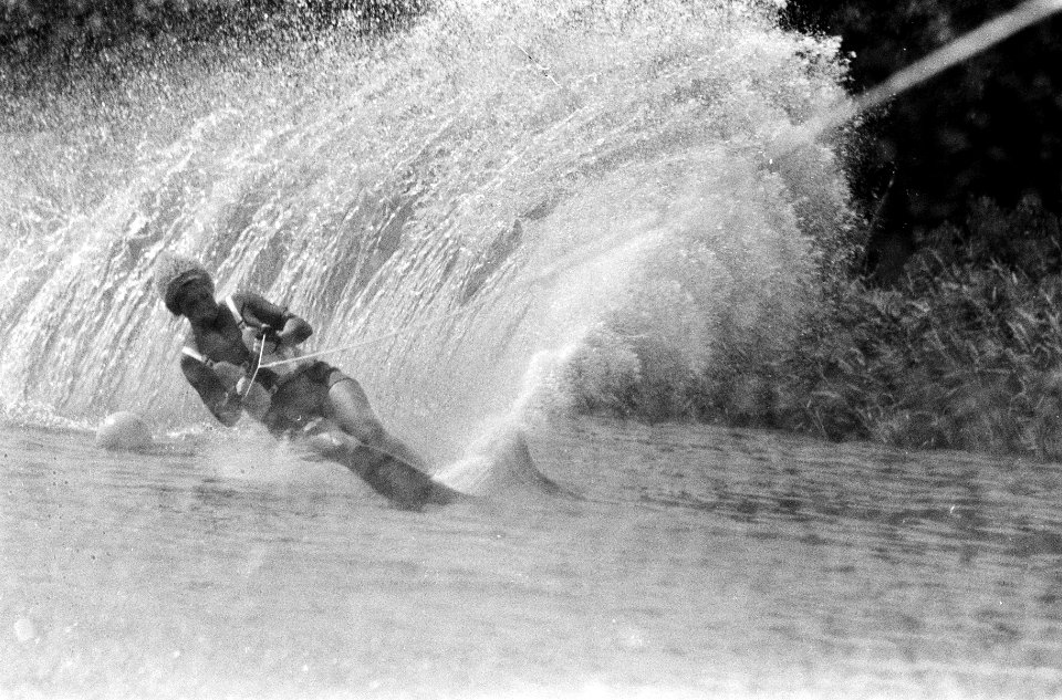 Training Europese Kampioenschappen Waterski op Bosbaan. Gitte Boss in aktie (Oos, Bestanddeelnr 920-5831