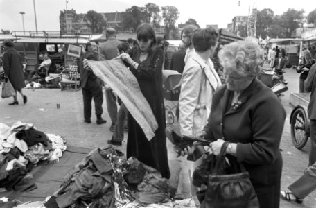 Tweedehands kleren op Waterlooplein, bejaarde dames zoeken kleren uit, Bestanddeelnr 925-7845 photo