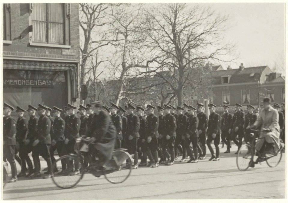 Tweede Wereldoorlog de S.S.afdeling van de N.S.B. marcheert door de Grote Houtstraat in maart 1941. NL-HlmNHA 54013959 1