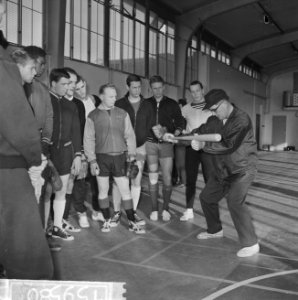 Training honkbalteam begonnen, coach Archie Allen (rechts naast hem Wim Crouwel , Bestanddeelnr 915-9580