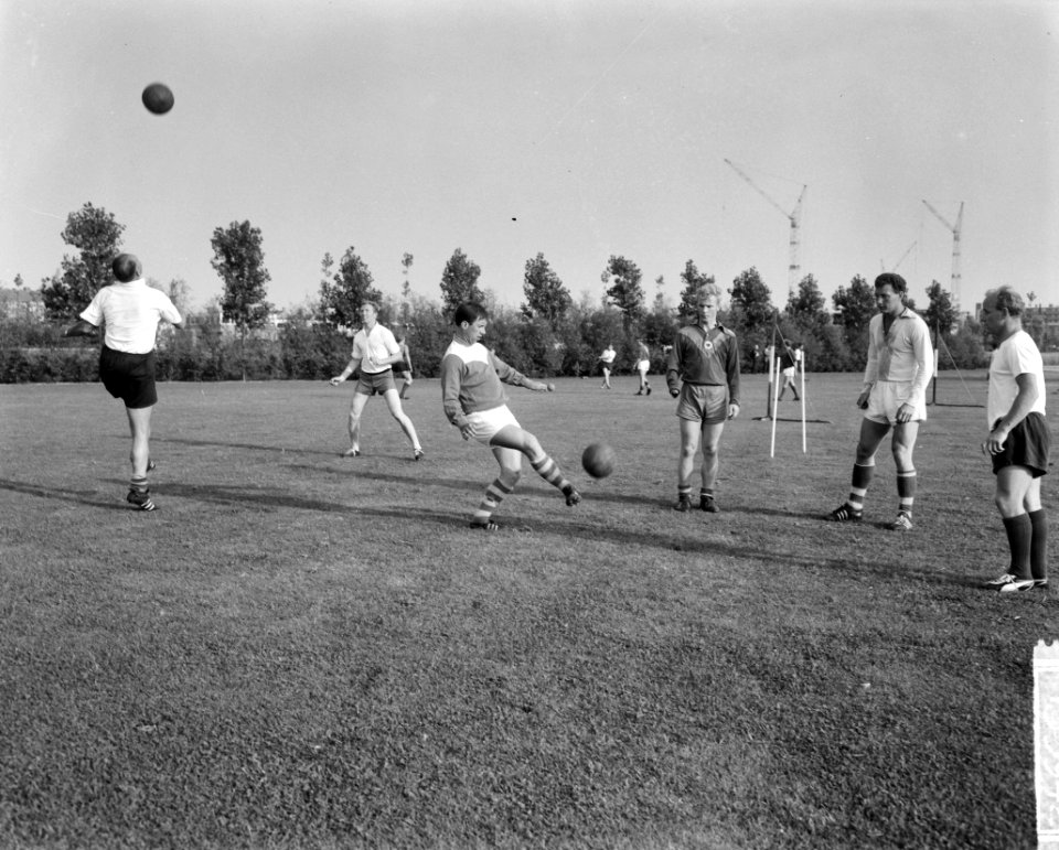 Training DWS weer begonnen Geheel links trainer Lesley Talbot en de spelers Len, Bestanddeelnr 915-3942