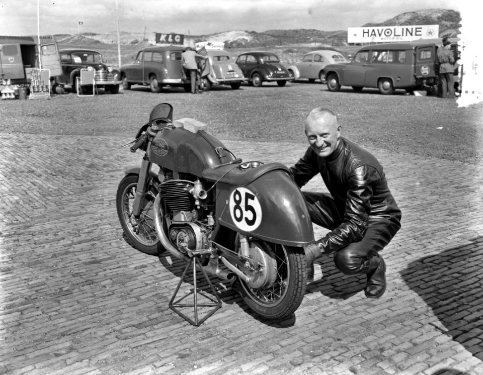 Training motorraces Zandvoort, Drikus Veer weer bij zijn Jama, Bestanddeelnr 907-1493