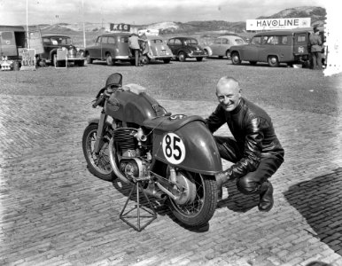 Training motorraces Zandvoort, Drikus Veer weer bij zijn Jama, Bestanddeelnr 907-1493