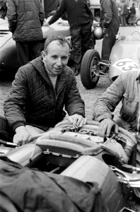 Training Grand Prix te Zandvoort, John Surtees bij zijn nieuwe wagen, Bestanddeelnr 916-4625