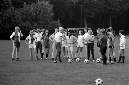 Training nationaal dames-voetbalelftal in Zeist, dames tijdens de training, Bestanddeelnr 926-7070