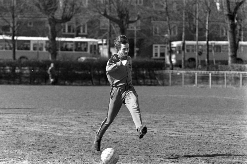 Training en persconferentie Ajax in Amsterdam, Johan Cruijff in aktie, Bestanddeelnr 926-3306