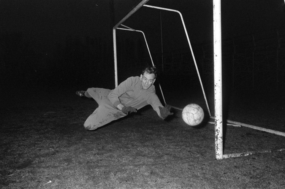 Training Glasgow Rangers in Olympisch Stadion. Keeper Martin traint, Bestanddeelnr 922-0135