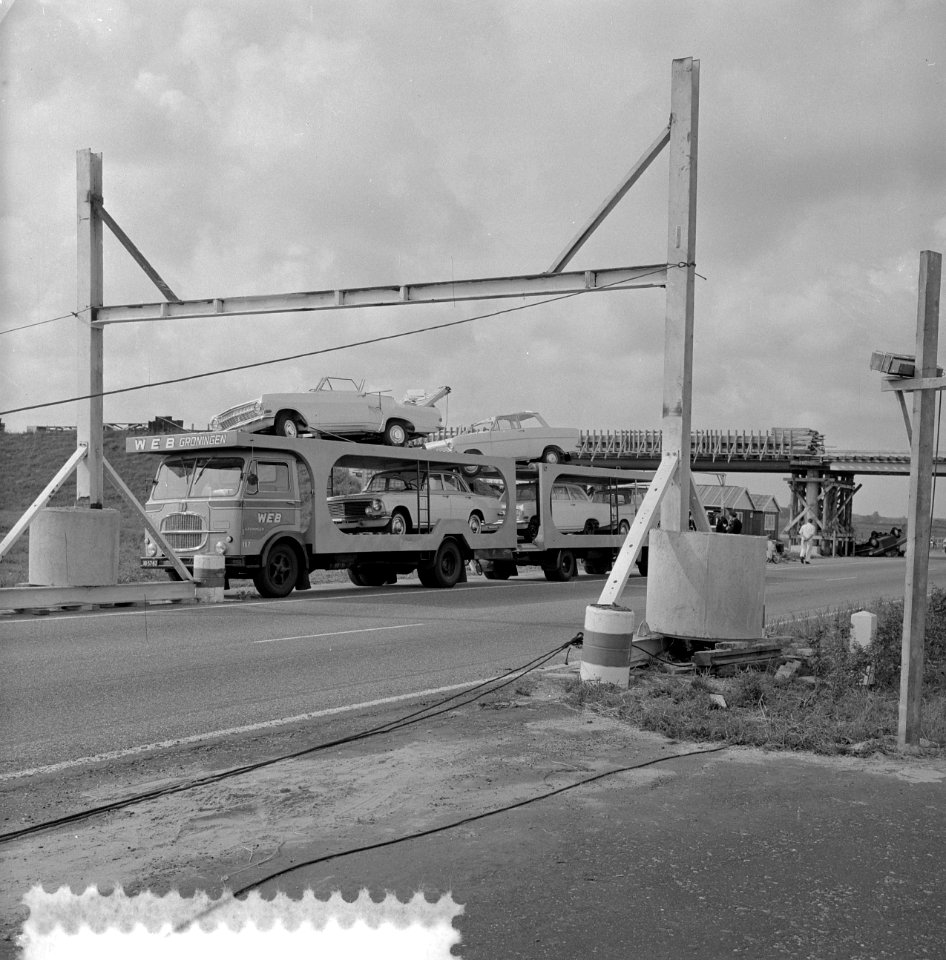 Trailer met lading nieuwe autos raakt viaduct bij Zwolle, Bestanddeelnr 916-7579