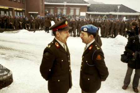 Training militairen die in Unifil verband naar Libanon gaan met blauwe baretten, Bestanddeelnr 253-8084