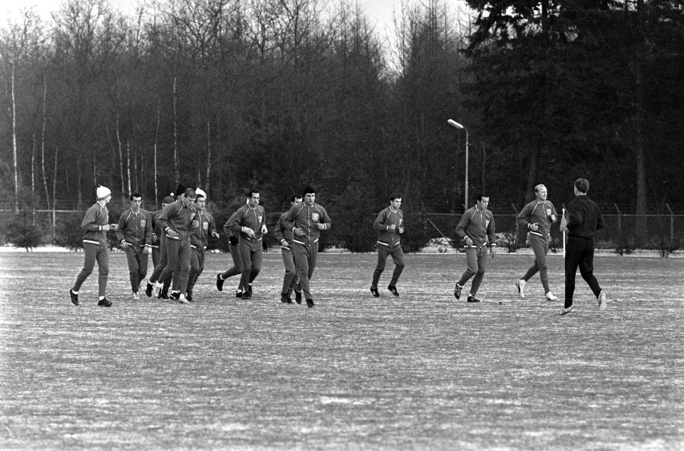 Training Nederlands Elftal, de drie nieuwelingen, de spel tijdens training, rech, Bestanddeelnr 918-6705