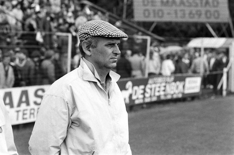 Trainer Barry Hughes tijdens de wedstrijd, Bestanddeelnr 931-7230