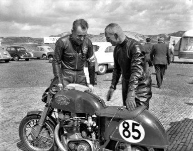 Training motorraces Zandvoort, Drikus Veer (rechts) en Frantisek Stastay (Tsjech, Bestanddeelnr 907-1492