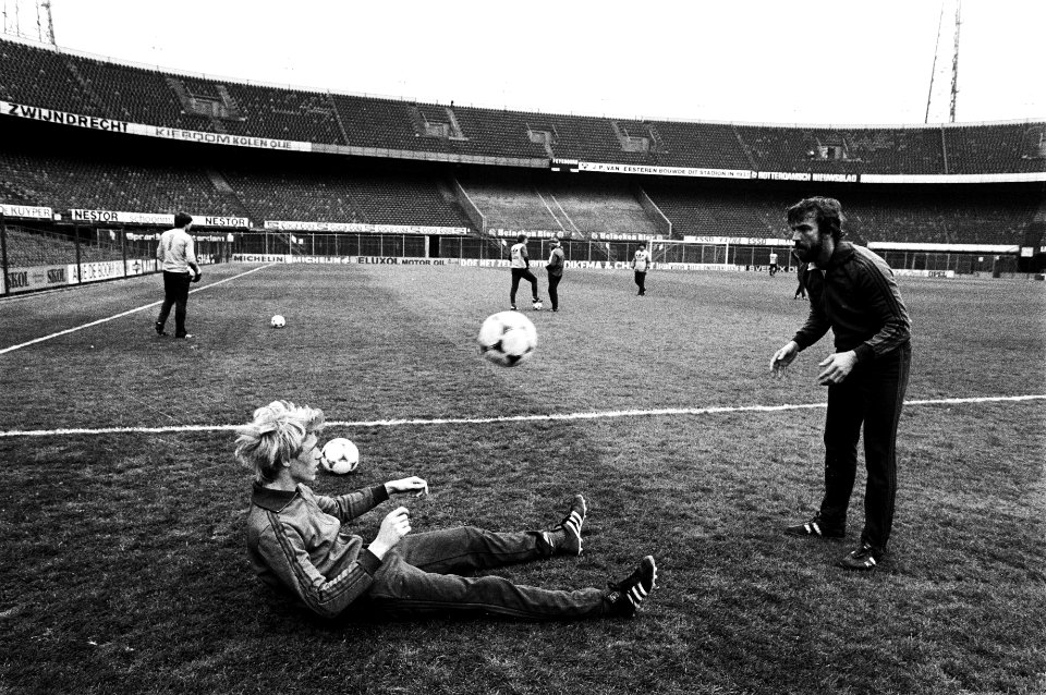 Training Feyenoord i.v.m. wedstrijd tegen Dynamo Tiflis woensdag, Europacup-II, Rene Notten met Peter Petursson, Bestanddeelnr 931-4421