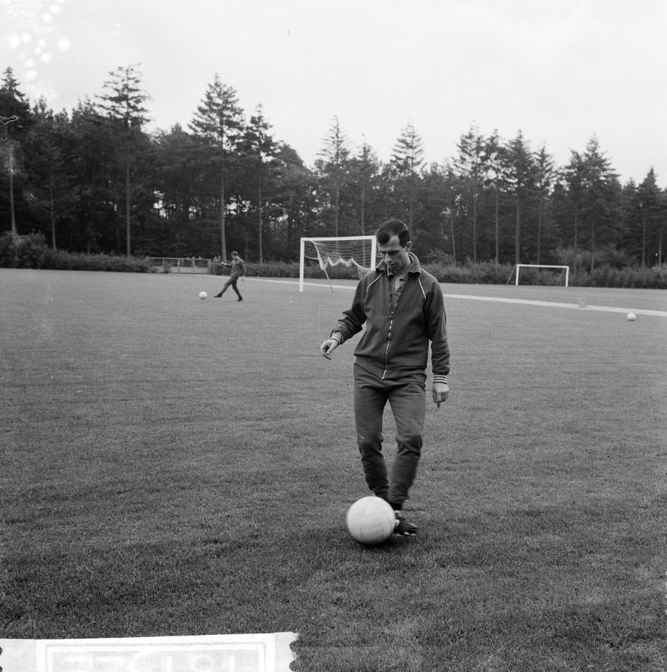 Training Feyenoord, Coen Moulijn tijdens training, Bestanddeelnr 918-1522