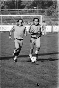 Training FC Barcelona ivm Europacupwedstrijd tegen AZ67 Neeskens (l) en Asen, Bestanddeelnr 929-3958