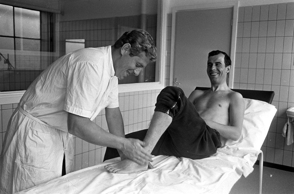 Training Feyenoord, Coen Moulijn gemasseerd door Gerard Meijer, Bestanddeelnr 918-0454
