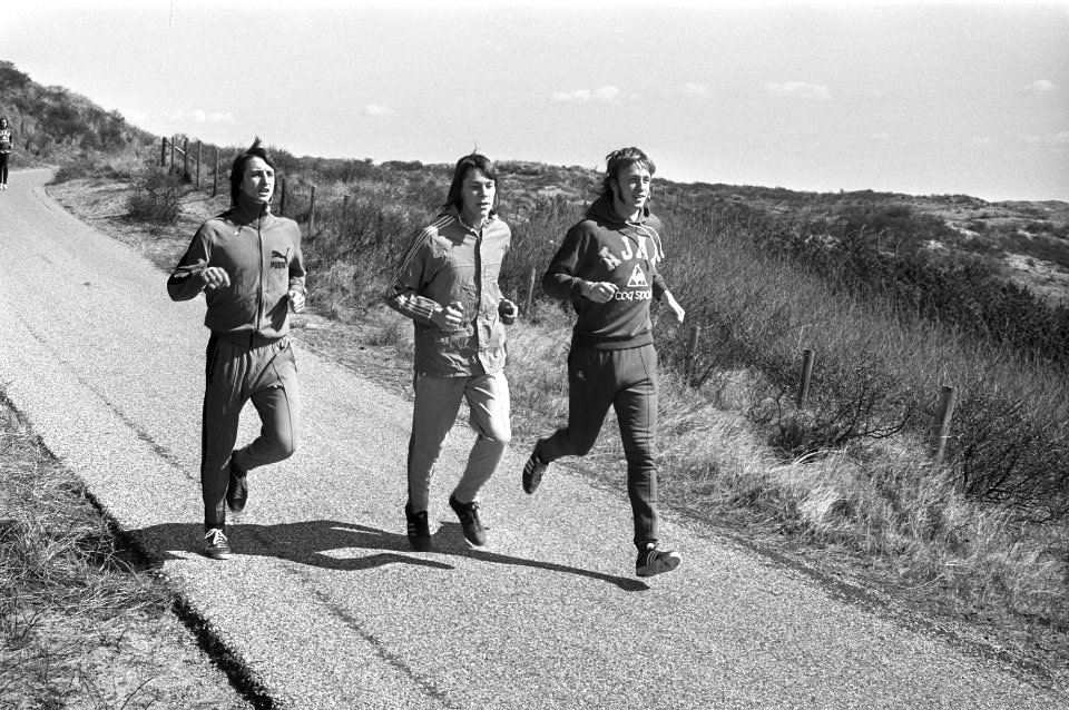 Training Ajax op strand van Wassenaar, Johan Cruijff (l) tijdens training, midde, Bestanddeelnr 926-3353