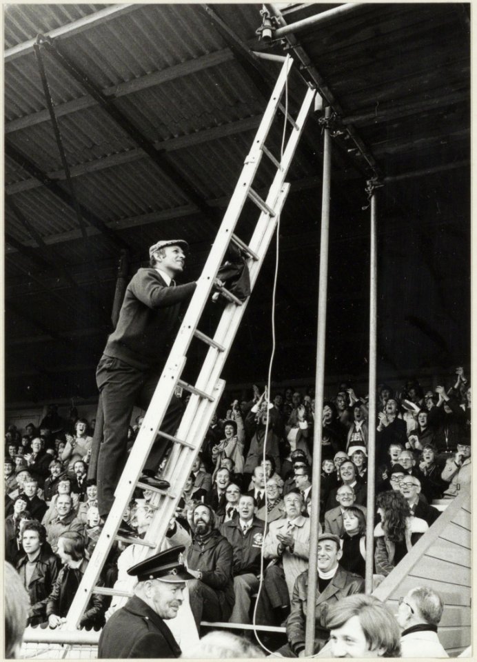 Trainer Barry Hughes van H.F.C. Haarlem beklimt een trap naar het T.V. platvorm ( symbolisch hij wil hogerop met zijn voetbalclub). NL-HlmNHA 54005061
