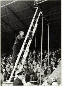 Trainer Barry Hughes van H.F.C. Haarlem beklimt een trap naar het T.V. platvorm ( symbolisch hij wil hogerop met zijn voetbalclub). NL-HlmNHA 54005061
