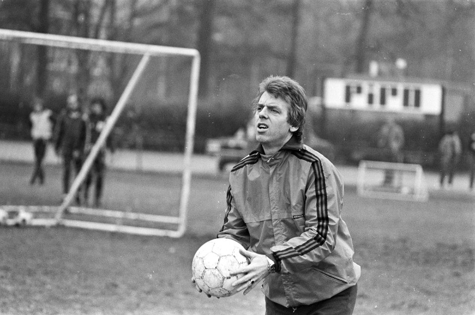 Training Ajax i.v.m. Europa Cup wedstrijd tegen het Franse Strasbourg; trainer Beenhakker in aktie, Bestanddeelnr 930-7257
