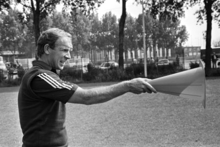 Training Feijenoord trainer Hans Kraay in aktie, Bestanddeelnr 932-2598