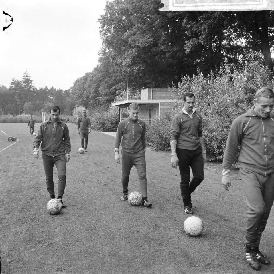 Training Feyenoord, v.l.n.r. Moulijn, Venneker en Pieters Graafland met bal aan , Bestanddeelnr 918-1519