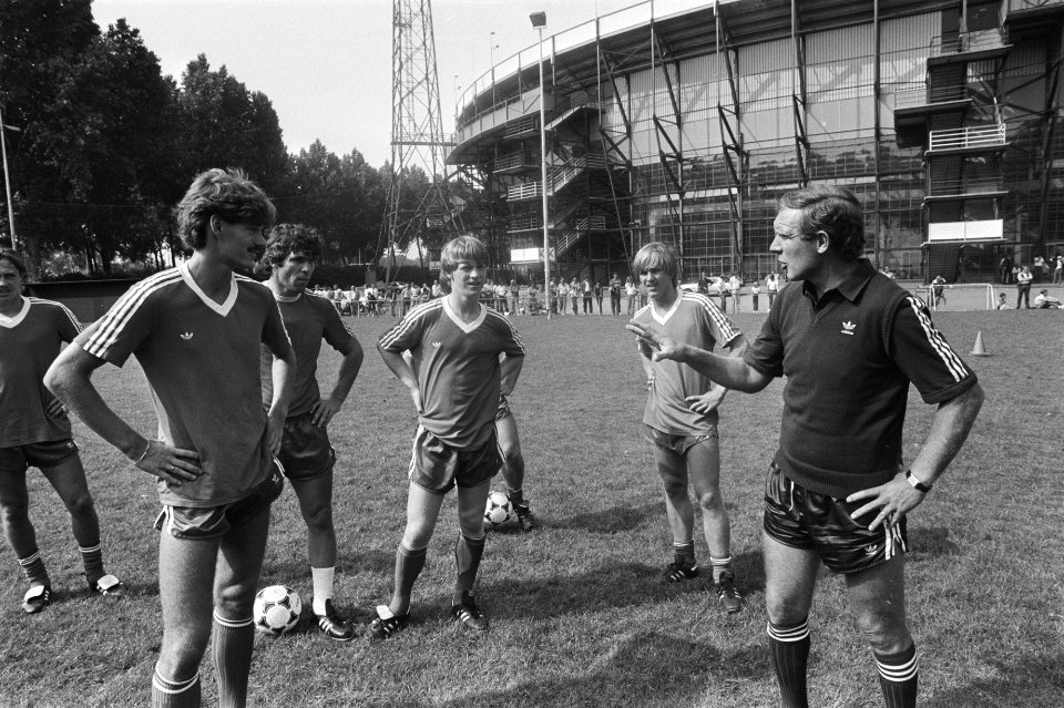 Training Feijenoord v.l.n.r. Sjaak Troost , Willem van Hanegem , Mario Been , J, Bestanddeelnr 932-2599