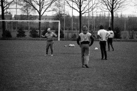 Training en persconferentie PSV en Benfica in Eindhoven nr 8, 9 PSV-trainer Ri, Bestanddeelnr 927-7897