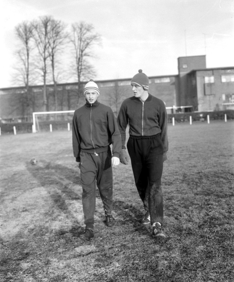 Training Ajax, voor wedstrijd tegen Feyenoord, links Johan Cruijff en Piet Keize, Bestanddeelnr 918-6474